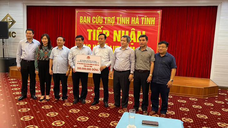 Bộ trưởng Nguyễn Chí Dũng đã trao quà hỗ trợ