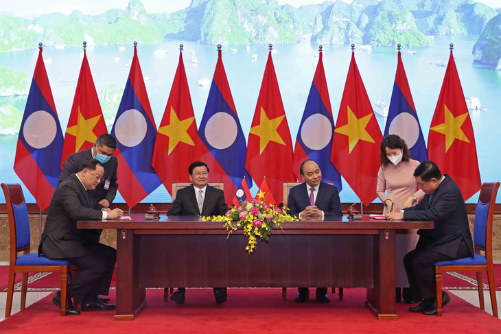 Thủ tướng Chính phủ hai nước chứng kiến ký kết Biên bản Kỳ họp giữa Bộ trưởng Bộ KH&amp;ĐT Nguyễn Chí Dũng và Phó Thủ tướng, Bộ trưởng Bộ KH&amp;ĐT Lào Xỏn-Xay Xi-Phăn-Đon. Ảnh: Đức Trung