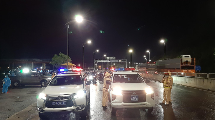 Cảnh sát giao thông phân luồng, dẫn đoàn đảm bảo an toàn cho người dân lưu thông qua hầm