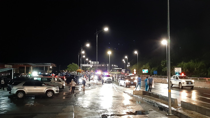 23h15 phút, đoàn xe thứ 2 tiếp tục được dẫn qua hầm với khoảng 300 người và xe máy. Trong qua trình đoàn xe thứ 2 đang di chuyển, đoàn xe thứ 3 được tập kết chờ ở khu vực trung chuyển của hầm phía Nam, khoảng 0h20p (ngày 7/10) đoàn xe xuất phát.