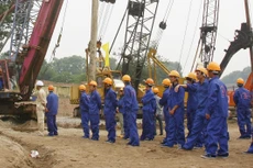 Hồ sơ mời thầu yêu cầu 10 vị trí nhân sự chủ chốt và lượng công nhân lên tới 40 người với nhiều bằng cấp, chứng chỉ. Ảnh minh họa: Tường Lâm