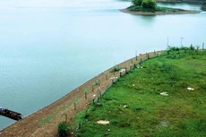 Gói thầu số 01 Tư vấn khảo sát, lập báo cáo nghiên cứu khả thi đầu tư xây dựng thuộc Dự án Xây dựng các hồ chứa nước và hoàn thiện hệ thống kênh mương thủy lợi có giá hơn 10 tỷ đồng. Ảnh minh họa: Tiên Giang