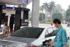 Bộ Tài chính đề xuất tiếp tục hạ thuế bảo vệ môi trường với xăng dầu xuống mức sàn để kìm hãm đà tăng giá mặt hàng này. Ảnh: Tường Lâm