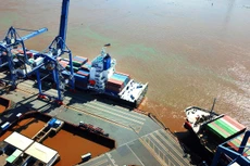 Đồng bằng sông Cửu Long hiện có 12 cảng biển nhưng công suất chỉ đáp ứng được 50% sản lượng hàng hóa của vùng. Ảnh: Lê Tiên