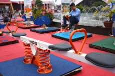 Phạm vi cung cấp của Gói thầu số 05 Mua sắm, lắp đặt điểm vui chơi bao gồm: bập bênh 2 ghế (100 cái); cầu trượt nhựa composite (50 bộ); xích đu 4 ghế gấu (50 bộ). Ảnh minh họa: Nhã Chi