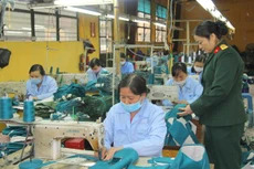 Công ty CP 26 chủ yếu sản xuất quân trang và kinh doanh các sản phẩm, hàng hóa đáp ứng nhu cầu của Quân đội, các bộ, ngành. Ảnh: NC st