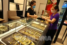 Giao dịch vàng tại Công ty Vàng bạc Đá quý Phú Quý tại phố Trần Nhân Tông (Hà Nội). Ảnh: Danh Lam - TTXVN