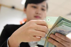 Tiết kiệm dân cư giảm, đấu thầu trái phiếu Chính phủ èo uột