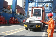 Triển vọng kinh tế Việt Nam nửa cuối năm 2022 có thể chịu ảnh hưởng bởi khả năng kiểm soát sự lây lan của các biến thể Covid-19 và dịch bệnh mới. Ảnh: Tiên Giang