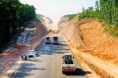 Từ khi khởi công đến 26/5/2022, sản lượng thi công cao tốc Cam Lộ - La Sơn đạt 4.931,67 tỷ đồng, tương ứng 86,66% giá trị xây lắp. Ảnh: TV