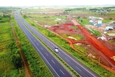 Theo tính toán sơ bộ, trong 4 năm tới, hơn 100 ngàn tỷ đồng vốn đầu tư công sẽ được “rót” vào hệ thống hạ tầng giao thông lớn vùng Đông Nam Bộ. Ảnh: Song Lê