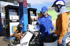 Phó Thủ tướng Lê Minh Khái yêu cầu Bộ Công Thương tiếp tục phối hợp chặt chẽ với Bộ Tài chính điều hành giá xăng dầu linh hoạt, góp phần kiểm soát lạm phát. Ảnh: Lê Tiên