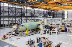 Trong một nhà máy lắp ráp máy bay Airbus - Ảnh: NYT.