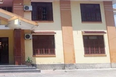 Gói thầu bị kiến nghị có các hạng mục công việc như tháo dỡ nhà ở 1 tầng xuống cấp hiện có; xây mới nhà ở công vụ 1 tầng, hệ thống sân đường nội bộ... Ảnh minh họa: NC st