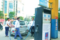 Giảm thuế tiêu thụ đặc biệt, thuế nhập khẩu với xăng dầu được coi là một giải pháp để kiềm chế lạm phát. Ảnh: Nhã Chi