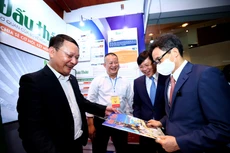 Phó Thủ tướng Chính phủ Vũ Đức Đam tham quan gian trưng bày của Báo Đấu thầu. Ảnh: Lê Tiên