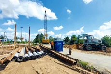 Dự án Nâng cấp Đường tỉnh 848 đoạn từ nút giao Đường tỉnh 849 đến cầu Cái Tàu với tổng mức đầu tư 32 tỷ đồng đang được đẩy nhanh tiến độ thi công. Ảnh: Ngọc Tuấn