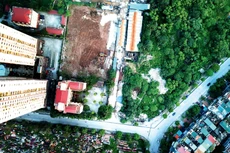 Nhiều địa phương đã tổ chức đấu thầu lựa chọn nhà đầu tư dự án sử dụng đất để xây dựng khu nhà ở, khu đô thị thương mại… nhằm giải quyết nhu cầu chỗ ở của người dân, phát triển kinh tế - xã hội. Ảnh: Lê Tiên