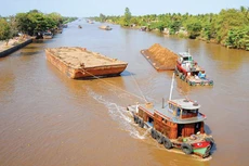 Công ty CP Xây dựng công trình thủy Hà Nội đang thi công nạo vét, kè bảo vệ bờ... tuyến kênh Chợ Gạo (giai đoạn 2) tại tỉnh Tiền Giang. Ảnh: Song Lê