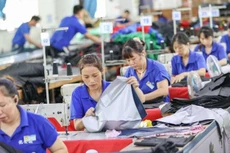 Công nhân làm việc trong một nhà máy sản xuất ô ở Phúc Kiến, Trung Quốc, tháng 6/2022. Ảnh: Getty Images