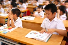 Bàn, ghế dành cho giáo viên và học sinh… là hàng hóa thông dụng, sẵn có trên thị trường nên hồ sơ mời thầu đưa ra loạt “giấy phép con” là làm khó nhà thầu. Ảnh: Nhã Chi