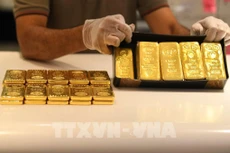 Giá vàng điều chỉnh nhẹ trong ngày đầu tuần 23/5. Ảnh: TTXVN phát
