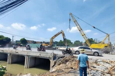 Nhà thầu đang dồn lực đẩy nhanh tiến độ thi công Gói thầu số 12 (tuyến rạch Cái Cầu) nhưng dự kiến đầu tháng 6/2022 sẽ phải tạm ngưng do vướng mặt bằng. Ảnh: Ngọc Tuấn