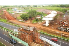 Biến động lớn về giá nhiên liệu, vật liệu xây dựng trong thời gian qua gây khó khăn cho chủ đầu tư và nhà thầu, làm ảnh hưởng đến tiến độ thi công và giải ngân của nhiều dự án giao thông trọng điểm. Ảnh: Lê Tiên