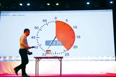 Quy định về hình thức đấu giá trực tuyến chưa đầy đủ khiến các tổ chức đấu giá tài sản còn lúng túng trong việc áp dụng. Ảnh: Tiến Tân