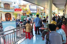 Người dân tại thị xã Đức Phổ (tỉnh Quảng Ngãi) đổ xô đến gia hạn sử dụng đất nông nghiệp khiến bộ phận một cửa quá tải