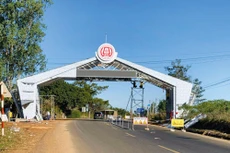 Các công trình cổng chào cửa ngõ TP. Kon Tum trên Quốc lộ 14 đã gần hoàn thiện. Ảnh: Hoàng Thanh