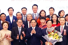 Thủ tướng Chính phủ Phạm Minh Chính chụp ảnh cùng các doanh nhân tại Đại hội toàn quốc của Liên đoàn Thương mại và Công nghiệp Việt Nam (VCCI), tháng 12/2021. Ảnh: Quý Bắc