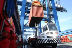 Khi độ mở của nền kinh tế lớn với quy mô xuất nhập khẩu tương đương khoảng 200% GDP, một biến động nhỏ ở bên ngoài có thể tác động lớn đến trong nước. Ảnh: Tiên Giang