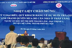 Bà Đỗ Thị Hồng Hạnh, CEO Lạc Việt điều hành buổi trả giá cạnh tranh
