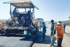 Dự án Làm mới đường trục ven biển ĐT.719B đoạn Phan Thiết - Kê Gà đã giải ngân 83,326 tỷ đồng trong 290 tỷ đồng kế hoạch vốn năm 2022. Ảnh: Ngọc Tuấn