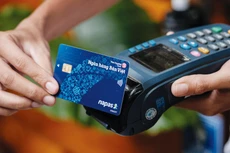 Cá nhân có thu nhập từ 3 triệu đồng/tháng có thể mở được thẻ tín dụng nội địa với hạn mức chi tiêu từ 10 - 30 triệu đồng cùng các ưu đãi về phí rút tiền mặt, lãi suất rút tiền mặt. Ảnh: Lê Tiên