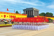 Hơn 35 năm qua, Đảng ta lãnh đạo toàn dân thực hiện công cuộc đổi mới, mang lại những thành tựu to lớn, có ý nghĩa lịch sử. Ảnh: Đông Giang