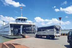 Hiện các tuyến kết nối Bến Tre và Vĩnh Long đang bị hạn chế do năng suất vận tải của phà Đình Khao không thể đáp ứng yêu cầu. Ảnh: Xuân Phúc