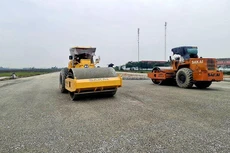 Thi công đường trục phát triển nối vùng kinh tế biển tỉnh Nam Định với đường cao tốc Cầu Giẽ - Ninh Bình. Ảnh: Báo Nhân dân