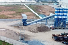 Hồ sơ mời thầu Gói thầu VB-XL03 yêu cầu nhà thầu phải có trạm trộn bê tông nhựa hoặc có hợp đồng thuê trạm trộn bê tông nhựa cách công trường dưới 60 km. Ảnh minh họa: Tiên Giang