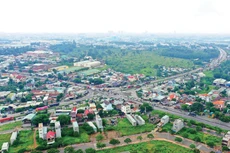 Dự án Đường cao tốc Biên Hòa - Vũng Tàu đoạn đi qua tỉnh Đồng Nai dài hơn 34 km trên tổng chiều dài 53,7 km toàn tuyến nên áp lực giải phóng mặt bằng rất lớn. Ảnh: Song Lê