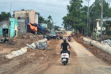 Tuyến đường ĐH02 từ Hoà Nhơn - Hoà Sơn (huyện Hoà Vang, Đà Nẵng) đang thiếu khoảng 40.000 m3 vật liệu đắp nền . Ảnh: Minh Hạnh
