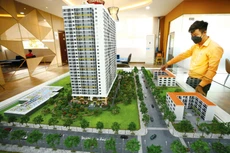 Khoảng 94% dư nợ tín dụng bất động sản là cho vay trung và dài hạn trong khi nguồn huy động chủ yếu của ngân hàng là vốn ngắn hạn. Ảnh: Lê Tiên