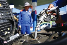 Đà tăng giá xăng dầu là một trong những yếu tố gây áp lực lên mặt bằng giá thời gian tới. Ảnh: Lê Tiên