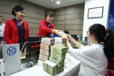 Theo Quyết định 1606/QĐ-NHNN có hiệu lực thi hành kể từ ngày 23/9/2022, lãi suất tái cấp vốn tăng lên mức 5,0%/năm, lãi suất tái chiết khấu tăng lên 3,5%/năm... Ảnh: Lê Tiên