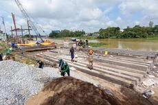 Dự án Phòng chống sạt lở bờ sông để bảo vệ dân cư tại các khu vực xung yếu trên địa bàn tỉnh Đồng Tháp (khu vực xã Long Thuận và Phú Thuận A, huyện Hồng Ngự). Ảnh: Ngọc Tuấn