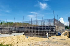 Bể chứa số 1 Trạm xử lý nước thải Hòa Xuân (TP. Đà Nẵng) đã thi công xong phần nền móng, các tường bao quanh đã đổ bê tông được nửa chiều cao. Ảnh: Hà Minh