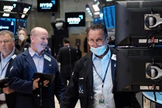 Phố Wall tiếp tục "xanh rực" sau khi dữ liệu GDP Mỹ được công bố, giá dầu diễn biến trái chiều