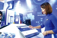 Cần thúc đẩy lợi nhuận ngành ngân hàng từ các hoạt động dịch vụ và chuyển đổi số thay vì dựa chủ yếu vào hoạt động cấp tín dụng. Ảnh: Nhã Chi