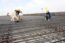 Để thực hiện thành công mục tiêu phát triển kinh tế - xã hội năm 2022, việc triển khai có hiệu quả kế hoạch đầu tư công năm 2022 có vai trò, ý nghĩa rất quan trọng. Ảnh: Tường Lâm